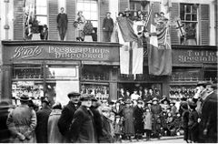 Boots-the-Chemist-in-Robertson-Street-Coronation-Day-1911.